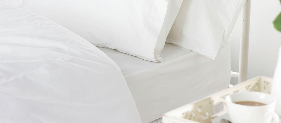 white_polycotton_fitted_sheet_with_pillows